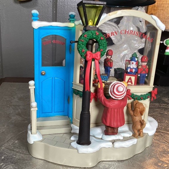 Vintage 1990 Christmas “Toy Shop Musical” with moving figures by House of Lloyd - Picture 6 of 12